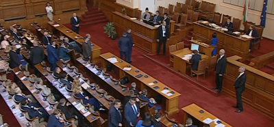 Напрежение между управляващи и опозиция изригна в парламента по време