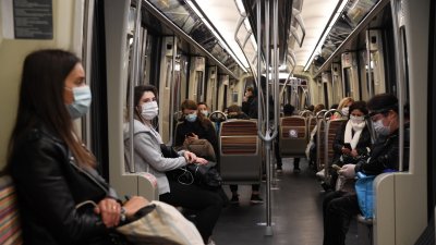От днес носенето на маска в обществения транспорт във Франция