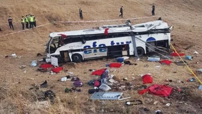 Загинали и ранени при автобусна катастрофа в Турция