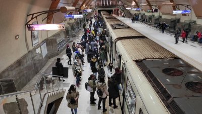 Авария затрудни работата на метрото
