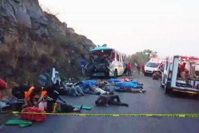 (18+) 14 жертви след катастрофа с автобус в Мексико