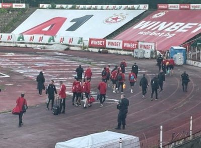 Футболистите на ЦСКА бягат през Сектор Б
