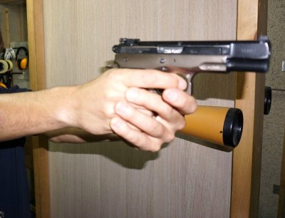 Медик поиска пистолет, за да брани жената и дома