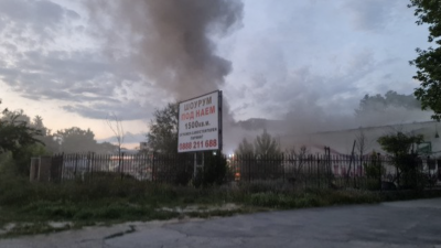 Пак пожар, този път гори склад за мебели в Пловдив