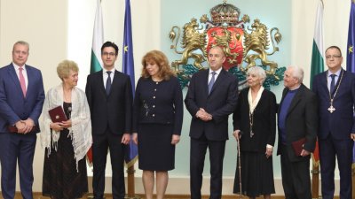 Президентът Румен Радев удостои с висши държавни отличия петима културни