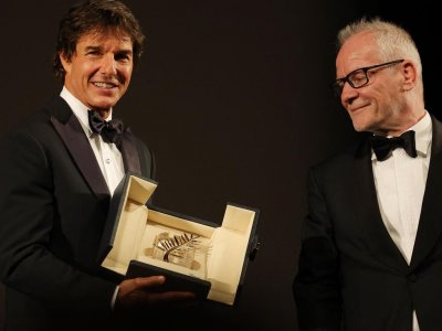 Актьорът Том Круз изненадващо бе удостоен с почетна награда Златна