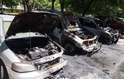 Три леки автомобила изгоряха пред блок на варненската улица Роза във Варна Пожарът
