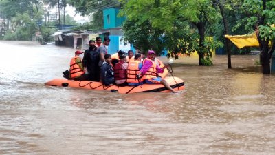 Седем загинали при наводнения в Индия