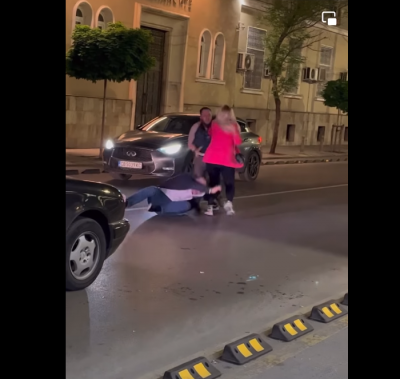 Видео от отвратителен бой посред нощ на пъпа на София