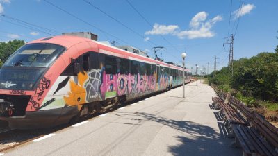 Пътник дръпна ръчната и спря пет влака до Пловдив