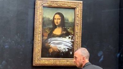 Екоактивист хвърли парче торта по картината Мона Лиза на италианския