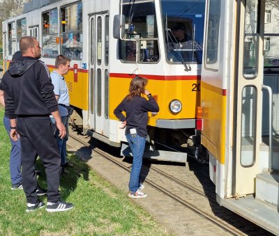 Джип с деца се вряза в трамвай в София