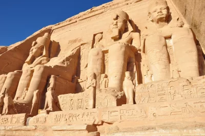 Археолози в Египет показаха съкровищница от новооткрити древни артефакти Сред