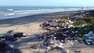 Потресаващо: Плажът в Черноморец е бунище