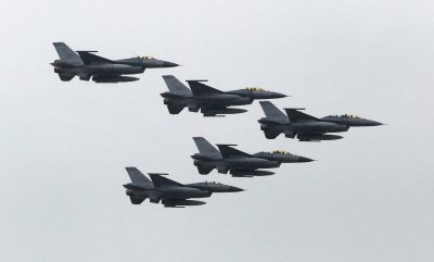 Китай е изпратил 30 военни самолета край границите на тайванското