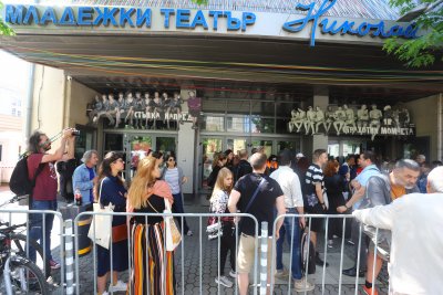 Стотици артисти и граждани излязоха на протест пред Младежкия театър