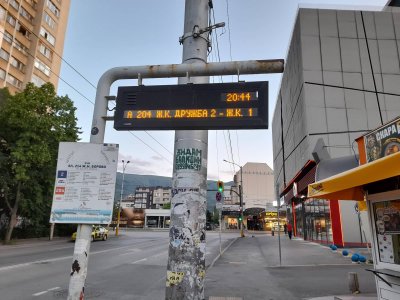 Електронните табла по спирките на градския транспорт които уж са
