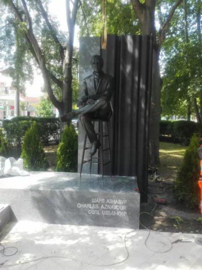 Първият в България паметник на Шарл Азнавур бе открит във Варна