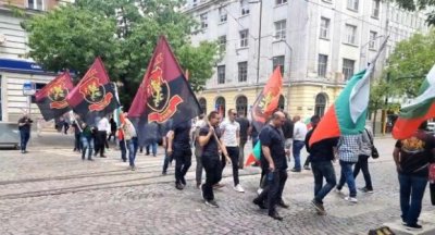 Представители на ВМРО излязоха на протест пред сградата на Комисията