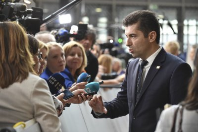 Петков: Да вкараме бежанците в реалността