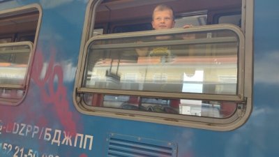 57 украински бежанци предимно майки с малки деца отпътуваха с