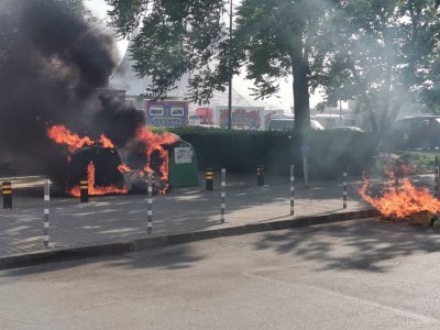 Боклукчийски кофи бяха запалени в столичния парк Възраждане видя репортер