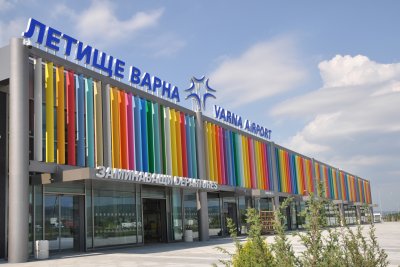 Хванаха заразен с морбили на летище "Варна", търсят още