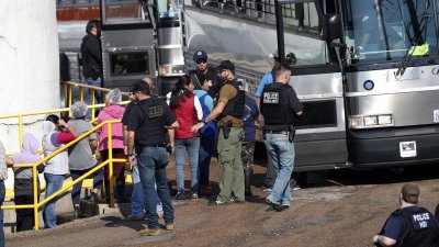 Задържаха близо 700 имигранти при акция в Мисисипи