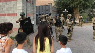 Отново атакуваха дома на експрезидента на Киргизстан