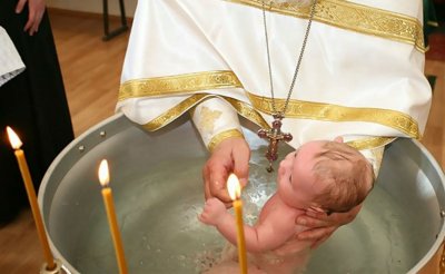 Свещеник нарани бебе при кръщене (ВИДЕО)