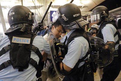 Демонстранти се биха с полицията на летището в Хонконг