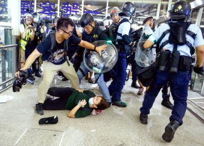 Китай сравни протестиращите в Хонконг с терористи 