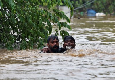 Десетки загинали при наводнения в Индия