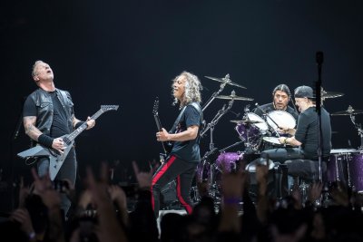 Metallica стартира турнето си през 2020-та в гробница за комунисти