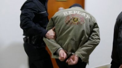 Преди минути полицаите от Първо РУ задържаха 35 годишен варненец Униформените