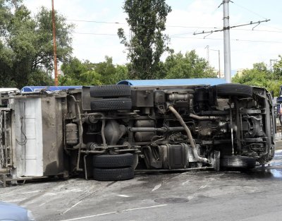 Пияница с близо 4 промила задигна камион и се помля в стълб край Пловдив