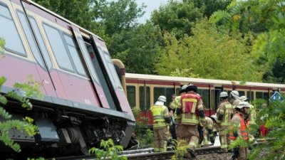 3 жертви и много ранени след дерайлиране на влак в Бавария