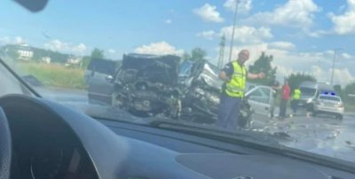 Зверска катастрофа с 3 коли в София, двама са ранени (СНИМКИ)