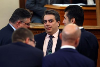 Бившият енергиен министър Теменужка Петкова и вицепремиерът Асен Василев се