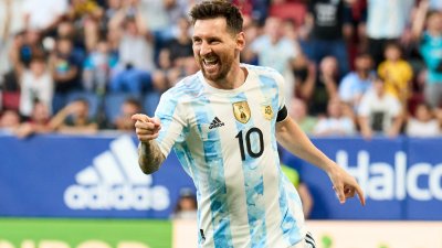 Лионел Меси вкара всичките пет гола за победата на Аржентина