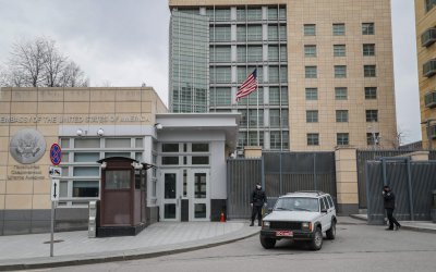 САЩ зоват Русия да не затваря посолството им в Москва