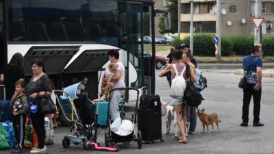 Автобуси с бежанци от Центъра за временно настаняване в Елхово