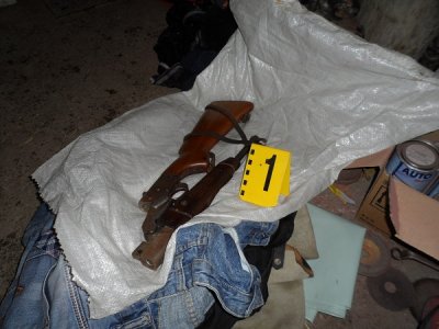 Незаконно оръжие и боеприпаси са намерени и иззети от дома