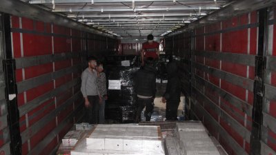Гранични полицаи задържаха каналджия укрил незаконни имигранти в камион съобщиха