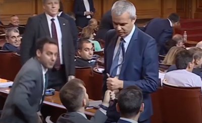 Депутатът от Продължаваме Промяната Искрен Митев се извини от трибуната