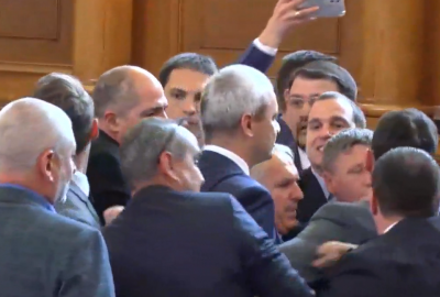 Депутати се разминаха на косъм от бой в пленарната зала