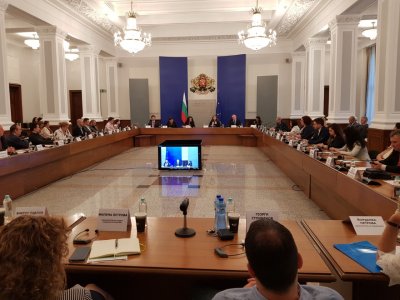 Калинката на ГЕРБ Константинова обеща реформа за всички чиновници 