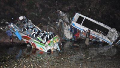 22 души загинаха след падане на автобус в пропаст в Пакистан
