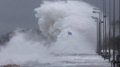 "Генезис" преминава през Гърция с проливни валежи и морски бури