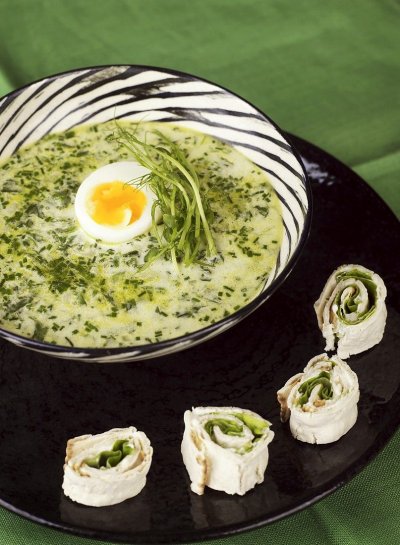 Цвят зелен с Lupa.bg: Билкова спаначена супа със сметана и яйца